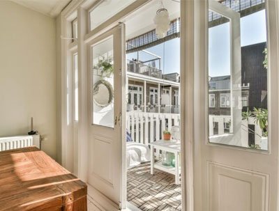 inward-or-outward-opening